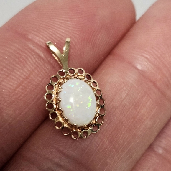 Jewelry - 10KY Gold Opal Pendant